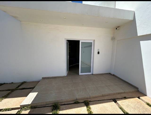 5 BEDROOM HOUSE FOR SALE IN JEFFREYS BAY CENTRAL